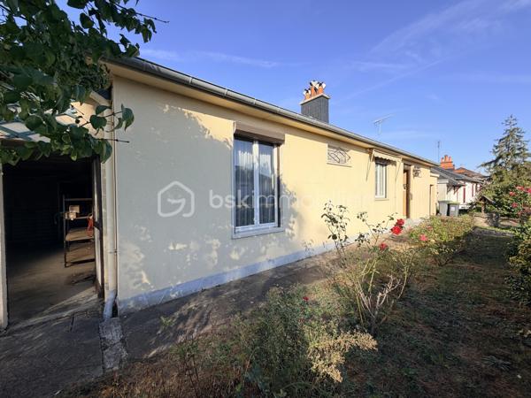 Maison de plain-pied avec jardin et potentiel !

Découvrez cette maison à rénover d’environ 81 m² sur 440 m2 de terrain , idéalement située à proximité des commerces, écoles et transports.

Elle se compose d’une entrée, d’une cuisine aménagée, d’un salon-séjour donnant sur une véranda de 11 m² et le jardin, ainsi que de 3 chambres, une salle d’eau et WC séparés.

Un garage et une dépendance complètent le bien, avec la possibilité d’aménager cette dernière selon vos besoins.

Des travaux sont à prévoir, mais le potentiel est là pour créer une maison à votre goût.

Écoles et collège à 5 min à pied, Fil Bleu à 2 min, commerces à proximité et tram à environ 15 min.

Un bien intéressant pour un premier achat, une famille ou un projet de rénovation.

Appelez-moi pour en parler et organiser une visite !