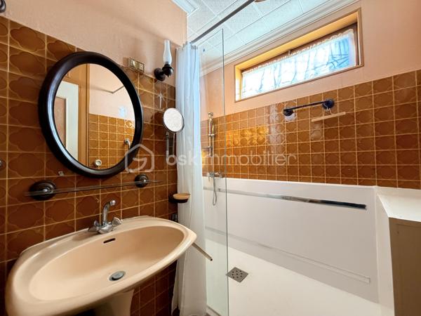 Maison de plain-pied avec jardin et potentiel !

Découvrez cette maison à rénover d’environ 81 m² sur 440 m2 de terrain , idéalement située à proximité des commerces, écoles et transports.

Elle se compose d’une entrée, d’une cuisine aménagée, d’un salon-séjour donnant sur une véranda de 11 m² et le jardin, ainsi que de 3 chambres, une salle d’eau et WC séparés.

Un garage et une dépendance complètent le bien, avec la possibilité d’aménager cette dernière selon vos besoins.

Des travaux sont à prévoir, mais le potentiel est là pour créer une maison à votre goût.

Écoles et collège à 5 min à pied, Fil Bleu à 2 min, commerces à proximité et tram à environ 15 min.

Un bien intéressant pour un premier achat, une famille ou un projet de rénovation.

Appelez-moi pour en parler et organiser une visite !