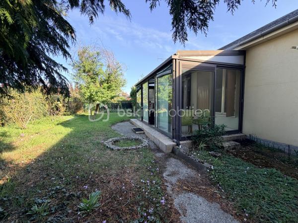 Maison de plain-pied avec jardin et potentiel !

Découvrez cette maison à rénover d’environ 81 m² sur 440 m2 de terrain , idéalement située à proximité des commerces, écoles et transports.

Elle se compose d’une entrée, d’une cuisine aménagée, d’un salon-séjour donnant sur une véranda de 11 m² et le jardin, ainsi que de 3 chambres, une salle d’eau et WC séparés.

Un garage et une dépendance complètent le bien, avec la possibilité d’aménager cette dernière selon vos besoins.

Des travaux sont à prévoir, mais le potentiel est là pour créer une maison à votre goût.

Écoles et collège à 5 min à pied, Fil Bleu à 2 min, commerces à proximité et tram à environ 15 min.

Un bien intéressant pour un premier achat, une famille ou un projet de rénovation.

Appelez-moi pour en parler et organiser une visite !