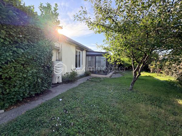 Maison de plain-pied avec jardin et potentiel !

Découvrez cette maison à rénover d’environ 81 m² sur 440 m2 de terrain , idéalement située à proximité des commerces, écoles et transports.

Elle se compose d’une entrée, d’une cuisine aménagée, d’un salon-séjour donnant sur une véranda de 11 m² et le jardin, ainsi que de 3 chambres, une salle d’eau et WC séparés.

Un garage et une dépendance complètent le bien, avec la possibilité d’aménager cette dernière selon vos besoins.

Des travaux sont à prévoir, mais le potentiel est là pour créer une maison à votre goût.

Écoles et collège à 5 min à pied, Fil Bleu à 2 min, commerces à proximité et tram à environ 15 min.

Un bien intéressant pour un premier achat, une famille ou un projet de rénovation.

Appelez-moi pour en parler et organiser une visite !