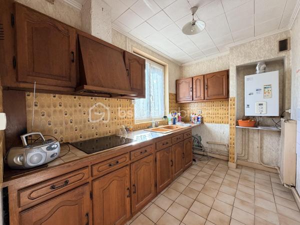 Maison de plain-pied avec jardin et potentiel !

Découvrez cette maison à rénover d’environ 81 m² sur 440 m2 de terrain , idéalement située à proximité des commerces, écoles et transports.

Elle se compose d’une entrée, d’une cuisine aménagée, d’un salon-séjour donnant sur une véranda de 11 m² et le jardin, ainsi que de 3 chambres, une salle d’eau et WC séparés.

Un garage et une dépendance complètent le bien, avec la possibilité d’aménager cette dernière selon vos besoins.

Des travaux sont à prévoir, mais le potentiel est là pour créer une maison à votre goût.

Écoles et collège à 5 min à pied, Fil Bleu à 2 min, commerces à proximité et tram à environ 15 min.

Un bien intéressant pour un premier achat, une famille ou un projet de rénovation.

Appelez-moi pour en parler et organiser une visite !
