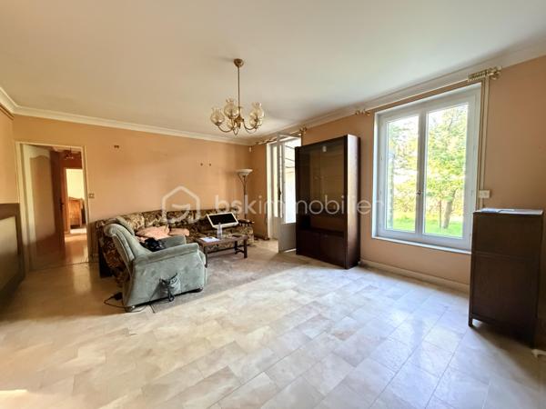 Maison de plain-pied avec jardin et potentiel !

Découvrez cette maison à rénover d’environ 81 m² sur 440 m2 de terrain , idéalement située à proximité des commerces, écoles et transports.

Elle se compose d’une entrée, d’une cuisine aménagée, d’un salon-séjour donnant sur une véranda de 11 m² et le jardin, ainsi que de 3 chambres, une salle d’eau et WC séparés.

Un garage et une dépendance complètent le bien, avec la possibilité d’aménager cette dernière selon vos besoins.

Des travaux sont à prévoir, mais le potentiel est là pour créer une maison à votre goût.

Écoles et collège à 5 min à pied, Fil Bleu à 2 min, commerces à proximité et tram à environ 15 min.

Un bien intéressant pour un premier achat, une famille ou un projet de rénovation.

Appelez-moi pour en parler et organiser une visite !