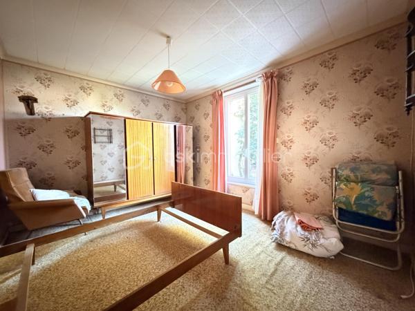 Maison de plain-pied avec jardin et potentiel !

Découvrez cette maison à rénover d’environ 81 m² sur 440 m2 de terrain , idéalement située à proximité des commerces, écoles et transports.

Elle se compose d’une entrée, d’une cuisine aménagée, d’un salon-séjour donnant sur une véranda de 11 m² et le jardin, ainsi que de 3 chambres, une salle d’eau et WC séparés.

Un garage et une dépendance complètent le bien, avec la possibilité d’aménager cette dernière selon vos besoins.

Des travaux sont à prévoir, mais le potentiel est là pour créer une maison à votre goût.

Écoles et collège à 5 min à pied, Fil Bleu à 2 min, commerces à proximité et tram à environ 15 min.

Un bien intéressant pour un premier achat, une famille ou un projet de rénovation.

Appelez-moi pour en parler et organiser une visite !