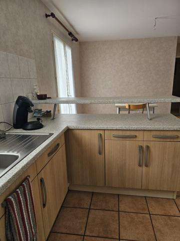 Pain pied proche commerces, plages