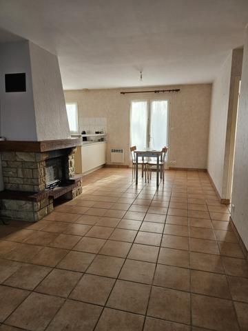 Pain pied proche commerces, plages