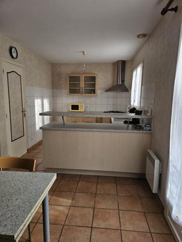 Pain pied proche commerces, plages