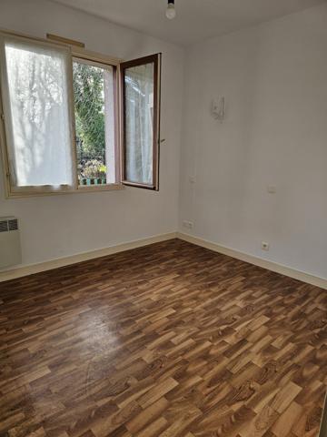 Pain pied proche commerces, plages