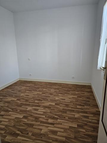 Pain pied proche commerces, plages