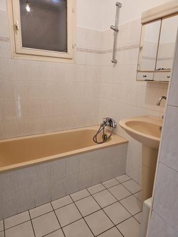 Pain pied proche commerces, plages