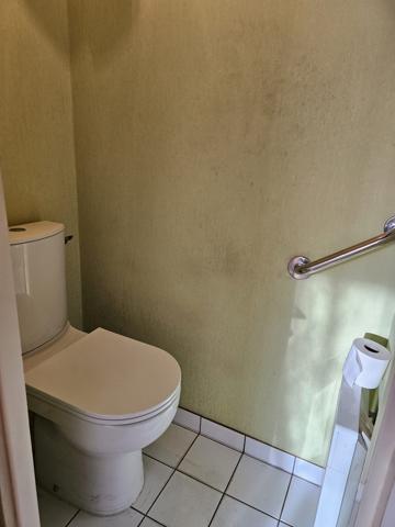 Pain pied proche commerces, plages