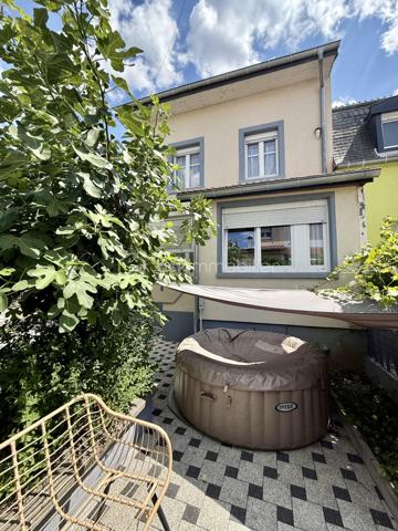 Vous recherchez une maison chaleureuse, fonctionnelle et sans gros travaux ? 
Venez découvrir cette charmante maison de cité mitoyenne de 89 m², située dans un secteur calme de Mulhouse.

Édifiée sur un terrain de 176 m², elle dispose d’une cour entièrement pavée et parfaitement entretenue, idéale pour profiter des beaux jours sans les contraintes d’entretien d’un grand jardin.

Répartie sur trois niveaux, elle offre un agencement pratique :

Au rez-de-chaussée : une grande chambre et une salle de bain équipée d’une baignoire et d’une douche.
Au premier étage : une cuisine indépendante ainsi qu’un salon-salle à manger lumineux et convivial.
Au deuxième étage : deux chambres supplémentaires et une salle d’eau avec WC.

Les véritables atouts de cette maison :

 3 chambres
 2 salles d’eau
 Garage avec porte motorisée
 Portail électrique
 Place de parking
 Cour pavée et soignée
 Chaudière récente, pour davantage d’économies d’énergie
 Aucun gros travaux à prévoir
 Maison prête à vivre

Idéalement située à Mulhouse, elle se trouve à proximité des commerces, écoles, transports et principaux axes routiers.

Taxe foncière : 1 402 €

Un bien rare sur le secteur, parfait pour une famille ou un couple souhaitant profiter des avantages d’une maison et poser immédiatement ses valises.

Une visite s’impose pour découvrir tout son potentiel. Contactez-nous sans attendre !