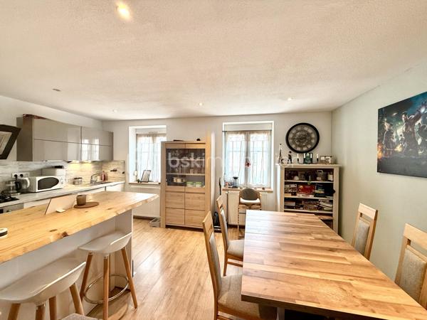 Vous recherchez une maison chaleureuse, fonctionnelle et sans gros travaux ? 
Venez découvrir cette charmante maison de cité mitoyenne de 89 m², située dans un secteur calme de Mulhouse.

Édifiée sur un terrain de 176 m², elle dispose d’une cour entièrement pavée et parfaitement entretenue, idéale pour profiter des beaux jours sans les contraintes d’entretien d’un grand jardin.

Répartie sur trois niveaux, elle offre un agencement pratique :

Au rez-de-chaussée : une grande chambre et une salle de bain équipée d’une baignoire et d’une douche.
Au premier étage : une cuisine indépendante ainsi qu’un salon-salle à manger lumineux et convivial.
Au deuxième étage : deux chambres supplémentaires et une salle d’eau avec WC.

Les véritables atouts de cette maison :

 3 chambres
 2 salles d’eau
 Garage avec porte motorisée
 Portail électrique
 Place de parking
 Cour pavée et soignée
 Chaudière récente, pour davantage d’économies d’énergie
 Aucun gros travaux à prévoir
 Maison prête à vivre

Idéalement située à Mulhouse, elle se trouve à proximité des commerces, écoles, transports et principaux axes routiers.

Taxe foncière : 1 402 €

Un bien rare sur le secteur, parfait pour une famille ou un couple souhaitant profiter des avantages d’une maison et poser immédiatement ses valises.

Une visite s’impose pour découvrir tout son potentiel. Contactez-nous sans attendre !