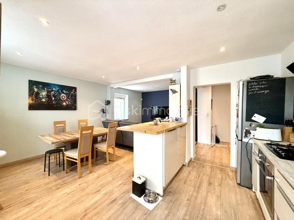 Vous recherchez une maison chaleureuse, fonctionnelle et sans gros travaux ? 
Venez découvrir cette charmante maison de cité mitoyenne de 89 m², située dans un secteur calme de Mulhouse.

Édifiée sur un terrain de 176 m², elle dispose d’une cour entièrement pavée et parfaitement entretenue, idéale pour profiter des beaux jours sans les contraintes d’entretien d’un grand jardin.

Répartie sur trois niveaux, elle offre un agencement pratique :

Au rez-de-chaussée : une grande chambre et une salle de bain équipée d’une baignoire et d’une douche.
Au premier étage : une cuisine indépendante ainsi qu’un salon-salle à manger lumineux et convivial.
Au deuxième étage : deux chambres supplémentaires et une salle d’eau avec WC.

Les véritables atouts de cette maison :

 3 chambres
 2 salles d’eau
 Garage avec porte motorisée
 Portail électrique
 Place de parking
 Cour pavée et soignée
 Chaudière récente, pour davantage d’économies d’énergie
 Aucun gros travaux à prévoir
 Maison prête à vivre

Idéalement située à Mulhouse, elle se trouve à proximité des commerces, écoles, transports et principaux axes routiers.

Taxe foncière : 1 402 €

Un bien rare sur le secteur, parfait pour une famille ou un couple souhaitant profiter des avantages d’une maison et poser immédiatement ses valises.

Une visite s’impose pour découvrir tout son potentiel. Contactez-nous sans attendre !