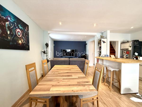 Vous recherchez une maison chaleureuse, fonctionnelle et sans gros travaux ? 
Venez découvrir cette charmante maison de cité mitoyenne de 89 m², située dans un secteur calme de Mulhouse.

Édifiée sur un terrain de 176 m², elle dispose d’une cour entièrement pavée et parfaitement entretenue, idéale pour profiter des beaux jours sans les contraintes d’entretien d’un grand jardin.

Répartie sur trois niveaux, elle offre un agencement pratique :

Au rez-de-chaussée : une grande chambre et une salle de bain équipée d’une baignoire et d’une douche.
Au premier étage : une cuisine indépendante ainsi qu’un salon-salle à manger lumineux et convivial.
Au deuxième étage : deux chambres supplémentaires et une salle d’eau avec WC.

Les véritables atouts de cette maison :

 3 chambres
 2 salles d’eau
 Garage avec porte motorisée
 Portail électrique
 Place de parking
 Cour pavée et soignée
 Chaudière récente, pour davantage d’économies d’énergie
 Aucun gros travaux à prévoir
 Maison prête à vivre

Idéalement située à Mulhouse, elle se trouve à proximité des commerces, écoles, transports et principaux axes routiers.

Taxe foncière : 1 402 €

Un bien rare sur le secteur, parfait pour une famille ou un couple souhaitant profiter des avantages d’une maison et poser immédiatement ses valises.

Une visite s’impose pour découvrir tout son potentiel. Contactez-nous sans attendre !