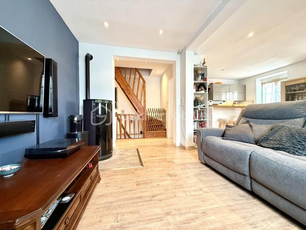 Vous recherchez une maison chaleureuse, fonctionnelle et sans gros travaux ? 
Venez découvrir cette charmante maison de cité mitoyenne de 89 m², située dans un secteur calme de Mulhouse.

Édifiée sur un terrain de 176 m², elle dispose d’une cour entièrement pavée et parfaitement entretenue, idéale pour profiter des beaux jours sans les contraintes d’entretien d’un grand jardin.

Répartie sur trois niveaux, elle offre un agencement pratique :

Au rez-de-chaussée : une grande chambre et une salle de bain équipée d’une baignoire et d’une douche.
Au premier étage : une cuisine indépendante ainsi qu’un salon-salle à manger lumineux et convivial.
Au deuxième étage : deux chambres supplémentaires et une salle d’eau avec WC.

Les véritables atouts de cette maison :

 3 chambres
 2 salles d’eau
 Garage avec porte motorisée
 Portail électrique
 Place de parking
 Cour pavée et soignée
 Chaudière récente, pour davantage d’économies d’énergie
 Aucun gros travaux à prévoir
 Maison prête à vivre

Idéalement située à Mulhouse, elle se trouve à proximité des commerces, écoles, transports et principaux axes routiers.

Taxe foncière : 1 402 €

Un bien rare sur le secteur, parfait pour une famille ou un couple souhaitant profiter des avantages d’une maison et poser immédiatement ses valises.

Une visite s’impose pour découvrir tout son potentiel. Contactez-nous sans attendre !