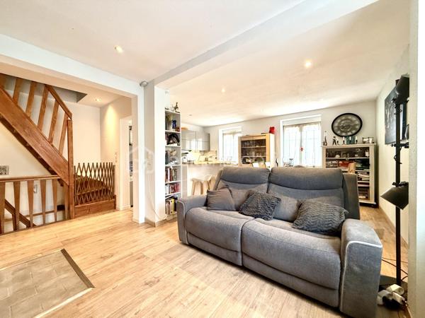 Vous recherchez une maison chaleureuse, fonctionnelle et sans gros travaux ? 
Venez découvrir cette charmante maison de cité mitoyenne de 89 m², située dans un secteur calme de Mulhouse.

Édifiée sur un terrain de 176 m², elle dispose d’une cour entièrement pavée et parfaitement entretenue, idéale pour profiter des beaux jours sans les contraintes d’entretien d’un grand jardin.

Répartie sur trois niveaux, elle offre un agencement pratique :

Au rez-de-chaussée : une grande chambre et une salle de bain équipée d’une baignoire et d’une douche.
Au premier étage : une cuisine indépendante ainsi qu’un salon-salle à manger lumineux et convivial.
Au deuxième étage : deux chambres supplémentaires et une salle d’eau avec WC.

Les véritables atouts de cette maison :

 3 chambres
 2 salles d’eau
 Garage avec porte motorisée
 Portail électrique
 Place de parking
 Cour pavée et soignée
 Chaudière récente, pour davantage d’économies d’énergie
 Aucun gros travaux à prévoir
 Maison prête à vivre

Idéalement située à Mulhouse, elle se trouve à proximité des commerces, écoles, transports et principaux axes routiers.

Taxe foncière : 1 402 €

Un bien rare sur le secteur, parfait pour une famille ou un couple souhaitant profiter des avantages d’une maison et poser immédiatement ses valises.

Une visite s’impose pour découvrir tout son potentiel. Contactez-nous sans attendre !
