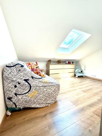 Vous recherchez une maison chaleureuse, fonctionnelle et sans gros travaux ? 
Venez découvrir cette charmante maison de cité mitoyenne de 89 m², située dans un secteur calme de Mulhouse.

Édifiée sur un terrain de 176 m², elle dispose d’une cour entièrement pavée et parfaitement entretenue, idéale pour profiter des beaux jours sans les contraintes d’entretien d’un grand jardin.

Répartie sur trois niveaux, elle offre un agencement pratique :

Au rez-de-chaussée : une grande chambre et une salle de bain équipée d’une baignoire et d’une douche.
Au premier étage : une cuisine indépendante ainsi qu’un salon-salle à manger lumineux et convivial.
Au deuxième étage : deux chambres supplémentaires et une salle d’eau avec WC.

Les véritables atouts de cette maison :

 3 chambres
 2 salles d’eau
 Garage avec porte motorisée
 Portail électrique
 Place de parking
 Cour pavée et soignée
 Chaudière récente, pour davantage d’économies d’énergie
 Aucun gros travaux à prévoir
 Maison prête à vivre

Idéalement située à Mulhouse, elle se trouve à proximité des commerces, écoles, transports et principaux axes routiers.

Taxe foncière : 1 402 €

Un bien rare sur le secteur, parfait pour une famille ou un couple souhaitant profiter des avantages d’une maison et poser immédiatement ses valises.

Une visite s’impose pour découvrir tout son potentiel. Contactez-nous sans attendre !
