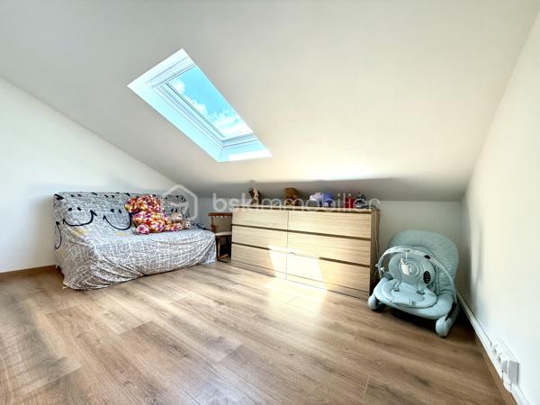 Vous recherchez une maison chaleureuse, fonctionnelle et sans gros travaux ? 
Venez découvrir cette charmante maison de cité mitoyenne de 89 m², située dans un secteur calme de Mulhouse.

Édifiée sur un terrain de 176 m², elle dispose d’une cour entièrement pavée et parfaitement entretenue, idéale pour profiter des beaux jours sans les contraintes d’entretien d’un grand jardin.

Répartie sur trois niveaux, elle offre un agencement pratique :

Au rez-de-chaussée : une grande chambre et une salle de bain équipée d’une baignoire et d’une douche.
Au premier étage : une cuisine indépendante ainsi qu’un salon-salle à manger lumineux et convivial.
Au deuxième étage : deux chambres supplémentaires et une salle d’eau avec WC.

Les véritables atouts de cette maison :

 3 chambres
 2 salles d’eau
 Garage avec porte motorisée
 Portail électrique
 Place de parking
 Cour pavée et soignée
 Chaudière récente, pour davantage d’économies d’énergie
 Aucun gros travaux à prévoir
 Maison prête à vivre

Idéalement située à Mulhouse, elle se trouve à proximité des commerces, écoles, transports et principaux axes routiers.

Taxe foncière : 1 402 €

Un bien rare sur le secteur, parfait pour une famille ou un couple souhaitant profiter des avantages d’une maison et poser immédiatement ses valises.

Une visite s’impose pour découvrir tout son potentiel. Contactez-nous sans attendre !