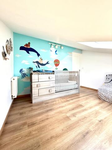 Vous recherchez une maison chaleureuse, fonctionnelle et sans gros travaux ? 
Venez découvrir cette charmante maison de cité mitoyenne de 89 m², située dans un secteur calme de Mulhouse.

Édifiée sur un terrain de 176 m², elle dispose d’une cour entièrement pavée et parfaitement entretenue, idéale pour profiter des beaux jours sans les contraintes d’entretien d’un grand jardin.

Répartie sur trois niveaux, elle offre un agencement pratique :

Au rez-de-chaussée : une grande chambre et une salle de bain équipée d’une baignoire et d’une douche.
Au premier étage : une cuisine indépendante ainsi qu’un salon-salle à manger lumineux et convivial.
Au deuxième étage : deux chambres supplémentaires et une salle d’eau avec WC.

Les véritables atouts de cette maison :

 3 chambres
 2 salles d’eau
 Garage avec porte motorisée
 Portail électrique
 Place de parking
 Cour pavée et soignée
 Chaudière récente, pour davantage d’économies d’énergie
 Aucun gros travaux à prévoir
 Maison prête à vivre

Idéalement située à Mulhouse, elle se trouve à proximité des commerces, écoles, transports et principaux axes routiers.

Taxe foncière : 1 402 €

Un bien rare sur le secteur, parfait pour une famille ou un couple souhaitant profiter des avantages d’une maison et poser immédiatement ses valises.

Une visite s’impose pour découvrir tout son potentiel. Contactez-nous sans attendre !