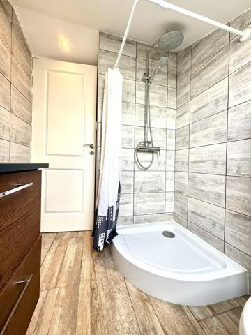 Vous recherchez une maison chaleureuse, fonctionnelle et sans gros travaux ? 
Venez découvrir cette charmante maison de cité mitoyenne de 89 m², située dans un secteur calme de Mulhouse.

Édifiée sur un terrain de 176 m², elle dispose d’une cour entièrement pavée et parfaitement entretenue, idéale pour profiter des beaux jours sans les contraintes d’entretien d’un grand jardin.

Répartie sur trois niveaux, elle offre un agencement pratique :

Au rez-de-chaussée : une grande chambre et une salle de bain équipée d’une baignoire et d’une douche.
Au premier étage : une cuisine indépendante ainsi qu’un salon-salle à manger lumineux et convivial.
Au deuxième étage : deux chambres supplémentaires et une salle d’eau avec WC.

Les véritables atouts de cette maison :

 3 chambres
 2 salles d’eau
 Garage avec porte motorisée
 Portail électrique
 Place de parking
 Cour pavée et soignée
 Chaudière récente, pour davantage d’économies d’énergie
 Aucun gros travaux à prévoir
 Maison prête à vivre

Idéalement située à Mulhouse, elle se trouve à proximité des commerces, écoles, transports et principaux axes routiers.

Taxe foncière : 1 402 €

Un bien rare sur le secteur, parfait pour une famille ou un couple souhaitant profiter des avantages d’une maison et poser immédiatement ses valises.

Une visite s’impose pour découvrir tout son potentiel. Contactez-nous sans attendre !