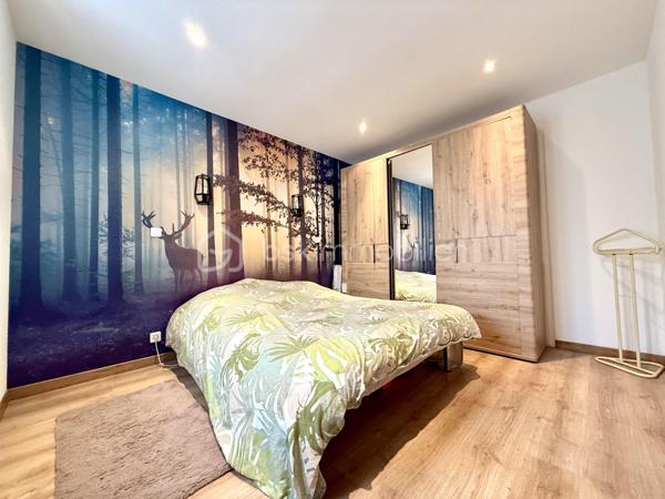 Vous recherchez une maison chaleureuse, fonctionnelle et sans gros travaux ? 
Venez découvrir cette charmante maison de cité mitoyenne de 89 m², située dans un secteur calme de Mulhouse.

Édifiée sur un terrain de 176 m², elle dispose d’une cour entièrement pavée et parfaitement entretenue, idéale pour profiter des beaux jours sans les contraintes d’entretien d’un grand jardin.

Répartie sur trois niveaux, elle offre un agencement pratique :

Au rez-de-chaussée : une grande chambre et une salle de bain équipée d’une baignoire et d’une douche.
Au premier étage : une cuisine indépendante ainsi qu’un salon-salle à manger lumineux et convivial.
Au deuxième étage : deux chambres supplémentaires et une salle d’eau avec WC.

Les véritables atouts de cette maison :

 3 chambres
 2 salles d’eau
 Garage avec porte motorisée
 Portail électrique
 Place de parking
 Cour pavée et soignée
 Chaudière récente, pour davantage d’économies d’énergie
 Aucun gros travaux à prévoir
 Maison prête à vivre

Idéalement située à Mulhouse, elle se trouve à proximité des commerces, écoles, transports et principaux axes routiers.

Taxe foncière : 1 402 €

Un bien rare sur le secteur, parfait pour une famille ou un couple souhaitant profiter des avantages d’une maison et poser immédiatement ses valises.

Une visite s’impose pour découvrir tout son potentiel. Contactez-nous sans attendre !