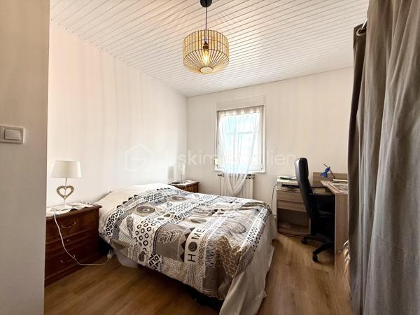Vous recherchez une maison chaleureuse, fonctionnelle et sans gros travaux ? 
Venez découvrir cette charmante maison de cité mitoyenne de 89 m², située dans un secteur calme de Mulhouse.

Édifiée sur un terrain de 176 m², elle dispose d’une cour entièrement pavée et parfaitement entretenue, idéale pour profiter des beaux jours sans les contraintes d’entretien d’un grand jardin.

Répartie sur trois niveaux, elle offre un agencement pratique :

Au rez-de-chaussée : une grande chambre et une salle de bain équipée d’une baignoire et d’une douche.
Au premier étage : une cuisine indépendante ainsi qu’un salon-salle à manger lumineux et convivial.
Au deuxième étage : deux chambres supplémentaires et une salle d’eau avec WC.

Les véritables atouts de cette maison :

 3 chambres
 2 salles d’eau
 Garage avec porte motorisée
 Portail électrique
 Place de parking
 Cour pavée et soignée
 Chaudière récente, pour davantage d’économies d’énergie
 Aucun gros travaux à prévoir
 Maison prête à vivre

Idéalement située à Mulhouse, elle se trouve à proximité des commerces, écoles, transports et principaux axes routiers.

Taxe foncière : 1 402 €

Un bien rare sur le secteur, parfait pour une famille ou un couple souhaitant profiter des avantages d’une maison et poser immédiatement ses valises.

Une visite s’impose pour découvrir tout son potentiel. Contactez-nous sans attendre !
