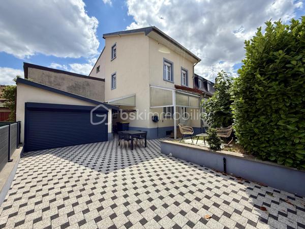 Vous recherchez une maison chaleureuse, fonctionnelle et sans gros travaux ? 
Venez découvrir cette charmante maison de cité mitoyenne de 89 m², située dans un secteur calme de Mulhouse.

Édifiée sur un terrain de 176 m², elle dispose d’une cour entièrement pavée et parfaitement entretenue, idéale pour profiter des beaux jours sans les contraintes d’entretien d’un grand jardin.

Répartie sur trois niveaux, elle offre un agencement pratique :

Au rez-de-chaussée : une grande chambre et une salle de bain équipée d’une baignoire et d’une douche.
Au premier étage : une cuisine indépendante ainsi qu’un salon-salle à manger lumineux et convivial.
Au deuxième étage : deux chambres supplémentaires et une salle d’eau avec WC.

Les véritables atouts de cette maison :

 3 chambres
 2 salles d’eau
 Garage avec porte motorisée
 Portail électrique
 Place de parking
 Cour pavée et soignée
 Chaudière récente, pour davantage d’économies d’énergie
 Aucun gros travaux à prévoir
 Maison prête à vivre

Idéalement située à Mulhouse, elle se trouve à proximité des commerces, écoles, transports et principaux axes routiers.

Taxe foncière : 1 402 €

Un bien rare sur le secteur, parfait pour une famille ou un couple souhaitant profiter des avantages d’une maison et poser immédiatement ses valises.

Une visite s’impose pour découvrir tout son potentiel. Contactez-nous sans attendre !