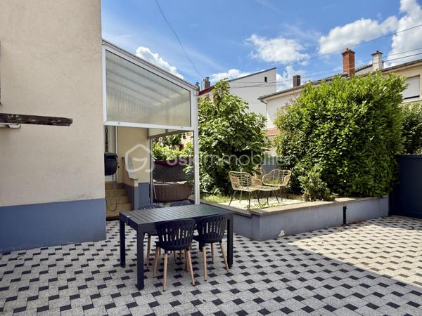 Vous recherchez une maison chaleureuse, fonctionnelle et sans gros travaux ? 
Venez découvrir cette charmante maison de cité mitoyenne de 89 m², située dans un secteur calme de Mulhouse.

Édifiée sur un terrain de 176 m², elle dispose d’une cour entièrement pavée et parfaitement entretenue, idéale pour profiter des beaux jours sans les contraintes d’entretien d’un grand jardin.

Répartie sur trois niveaux, elle offre un agencement pratique :

Au rez-de-chaussée : une grande chambre et une salle de bain équipée d’une baignoire et d’une douche.
Au premier étage : une cuisine indépendante ainsi qu’un salon-salle à manger lumineux et convivial.
Au deuxième étage : deux chambres supplémentaires et une salle d’eau avec WC.

Les véritables atouts de cette maison :

 3 chambres
 2 salles d’eau
 Garage avec porte motorisée
 Portail électrique
 Place de parking
 Cour pavée et soignée
 Chaudière récente, pour davantage d’économies d’énergie
 Aucun gros travaux à prévoir
 Maison prête à vivre

Idéalement située à Mulhouse, elle se trouve à proximité des commerces, écoles, transports et principaux axes routiers.

Taxe foncière : 1 402 €

Un bien rare sur le secteur, parfait pour une famille ou un couple souhaitant profiter des avantages d’une maison et poser immédiatement ses valises.

Une visite s’impose pour découvrir tout son potentiel. Contactez-nous sans attendre !