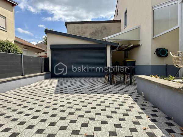 Vous recherchez une maison chaleureuse, fonctionnelle et sans gros travaux ? 
Venez découvrir cette charmante maison de cité mitoyenne de 89 m², située dans un secteur calme de Mulhouse.

Édifiée sur un terrain de 176 m², elle dispose d’une cour entièrement pavée et parfaitement entretenue, idéale pour profiter des beaux jours sans les contraintes d’entretien d’un grand jardin.

Répartie sur trois niveaux, elle offre un agencement pratique :

Au rez-de-chaussée : une grande chambre et une salle de bain équipée d’une baignoire et d’une douche.
Au premier étage : une cuisine indépendante ainsi qu’un salon-salle à manger lumineux et convivial.
Au deuxième étage : deux chambres supplémentaires et une salle d’eau avec WC.

Les véritables atouts de cette maison :

 3 chambres
 2 salles d’eau
 Garage avec porte motorisée
 Portail électrique
 Place de parking
 Cour pavée et soignée
 Chaudière récente, pour davantage d’économies d’énergie
 Aucun gros travaux à prévoir
 Maison prête à vivre

Idéalement située à Mulhouse, elle se trouve à proximité des commerces, écoles, transports et principaux axes routiers.

Taxe foncière : 1 402 €

Un bien rare sur le secteur, parfait pour une famille ou un couple souhaitant profiter des avantages d’une maison et poser immédiatement ses valises.

Une visite s’impose pour découvrir tout son potentiel. Contactez-nous sans attendre !