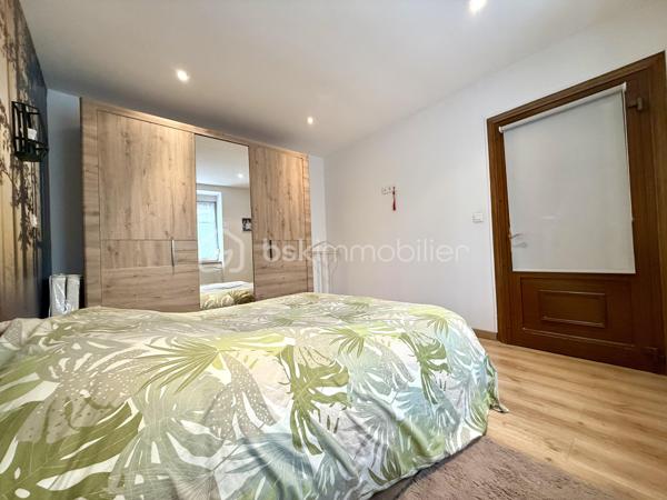 Vous recherchez une maison chaleureuse, fonctionnelle et sans gros travaux ? 
Venez découvrir cette charmante maison de cité mitoyenne de 89 m², située dans un secteur calme de Mulhouse.

Édifiée sur un terrain de 176 m², elle dispose d’une cour entièrement pavée et parfaitement entretenue, idéale pour profiter des beaux jours sans les contraintes d’entretien d’un grand jardin.

Répartie sur trois niveaux, elle offre un agencement pratique :

Au rez-de-chaussée : une grande chambre et une salle de bain équipée d’une baignoire et d’une douche.
Au premier étage : une cuisine indépendante ainsi qu’un salon-salle à manger lumineux et convivial.
Au deuxième étage : deux chambres supplémentaires et une salle d’eau avec WC.

Les véritables atouts de cette maison :

 3 chambres
 2 salles d’eau
 Garage avec porte motorisée
 Portail électrique
 Place de parking
 Cour pavée et soignée
 Chaudière récente, pour davantage d’économies d’énergie
 Aucun gros travaux à prévoir
 Maison prête à vivre

Idéalement située à Mulhouse, elle se trouve à proximité des commerces, écoles, transports et principaux axes routiers.

Taxe foncière : 1 402 €

Un bien rare sur le secteur, parfait pour une famille ou un couple souhaitant profiter des avantages d’une maison et poser immédiatement ses valises.

Une visite s’impose pour découvrir tout son potentiel. Contactez-nous sans attendre !