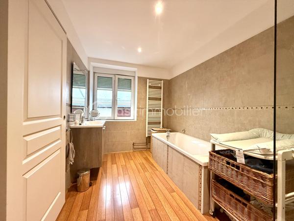 Vous recherchez une maison chaleureuse, fonctionnelle et sans gros travaux ? 
Venez découvrir cette charmante maison de cité mitoyenne de 89 m², située dans un secteur calme de Mulhouse.

Édifiée sur un terrain de 176 m², elle dispose d’une cour entièrement pavée et parfaitement entretenue, idéale pour profiter des beaux jours sans les contraintes d’entretien d’un grand jardin.

Répartie sur trois niveaux, elle offre un agencement pratique :

Au rez-de-chaussée : une grande chambre et une salle de bain équipée d’une baignoire et d’une douche.
Au premier étage : une cuisine indépendante ainsi qu’un salon-salle à manger lumineux et convivial.
Au deuxième étage : deux chambres supplémentaires et une salle d’eau avec WC.

Les véritables atouts de cette maison :

 3 chambres
 2 salles d’eau
 Garage avec porte motorisée
 Portail électrique
 Place de parking
 Cour pavée et soignée
 Chaudière récente, pour davantage d’économies d’énergie
 Aucun gros travaux à prévoir
 Maison prête à vivre

Idéalement située à Mulhouse, elle se trouve à proximité des commerces, écoles, transports et principaux axes routiers.

Taxe foncière : 1 402 €

Un bien rare sur le secteur, parfait pour une famille ou un couple souhaitant profiter des avantages d’une maison et poser immédiatement ses valises.

Une visite s’impose pour découvrir tout son potentiel. Contactez-nous sans attendre !