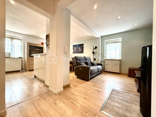 Vous recherchez une maison chaleureuse, fonctionnelle et sans gros travaux ? 
Venez découvrir cette charmante maison de cité mitoyenne de 89 m², située dans un secteur calme de Mulhouse.

Édifiée sur un terrain de 176 m², elle dispose d’une cour entièrement pavée et parfaitement entretenue, idéale pour profiter des beaux jours sans les contraintes d’entretien d’un grand jardin.

Répartie sur trois niveaux, elle offre un agencement pratique :

Au rez-de-chaussée : une grande chambre et une salle de bain équipée d’une baignoire et d’une douche.
Au premier étage : une cuisine indépendante ainsi qu’un salon-salle à manger lumineux et convivial.
Au deuxième étage : deux chambres supplémentaires et une salle d’eau avec WC.

Les véritables atouts de cette maison :

 3 chambres
 2 salles d’eau
 Garage avec porte motorisée
 Portail électrique
 Place de parking
 Cour pavée et soignée
 Chaudière récente, pour davantage d’économies d’énergie
 Aucun gros travaux à prévoir
 Maison prête à vivre

Idéalement située à Mulhouse, elle se trouve à proximité des commerces, écoles, transports et principaux axes routiers.

Taxe foncière : 1 402 €

Un bien rare sur le secteur, parfait pour une famille ou un couple souhaitant profiter des avantages d’une maison et poser immédiatement ses valises.

Une visite s’impose pour découvrir tout son potentiel. Contactez-nous sans attendre !