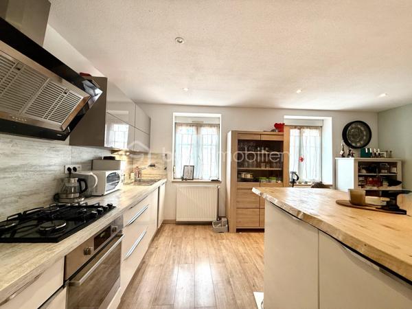 Vous recherchez une maison chaleureuse, fonctionnelle et sans gros travaux ? 
Venez découvrir cette charmante maison de cité mitoyenne de 89 m², située dans un secteur calme de Mulhouse.

Édifiée sur un terrain de 176 m², elle dispose d’une cour entièrement pavée et parfaitement entretenue, idéale pour profiter des beaux jours sans les contraintes d’entretien d’un grand jardin.

Répartie sur trois niveaux, elle offre un agencement pratique :

Au rez-de-chaussée : une grande chambre et une salle de bain équipée d’une baignoire et d’une douche.
Au premier étage : une cuisine indépendante ainsi qu’un salon-salle à manger lumineux et convivial.
Au deuxième étage : deux chambres supplémentaires et une salle d’eau avec WC.

Les véritables atouts de cette maison :

 3 chambres
 2 salles d’eau
 Garage avec porte motorisée
 Portail électrique
 Place de parking
 Cour pavée et soignée
 Chaudière récente, pour davantage d’économies d’énergie
 Aucun gros travaux à prévoir
 Maison prête à vivre

Idéalement située à Mulhouse, elle se trouve à proximité des commerces, écoles, transports et principaux axes routiers.

Taxe foncière : 1 402 €

Un bien rare sur le secteur, parfait pour une famille ou un couple souhaitant profiter des avantages d’une maison et poser immédiatement ses valises.

Une visite s’impose pour découvrir tout son potentiel. Contactez-nous sans attendre !