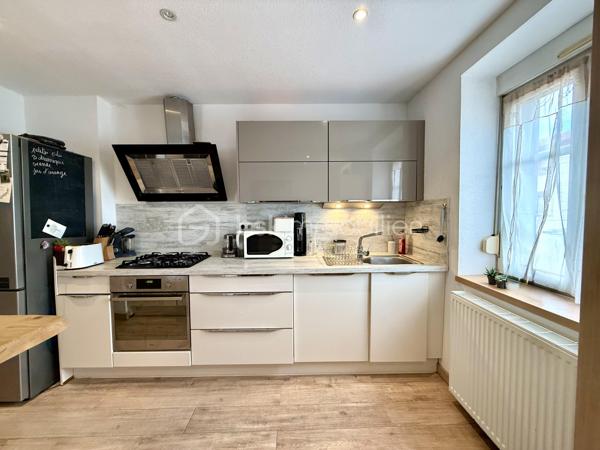 Vous recherchez une maison chaleureuse, fonctionnelle et sans gros travaux ? 
Venez découvrir cette charmante maison de cité mitoyenne de 89 m², située dans un secteur calme de Mulhouse.

Édifiée sur un terrain de 176 m², elle dispose d’une cour entièrement pavée et parfaitement entretenue, idéale pour profiter des beaux jours sans les contraintes d’entretien d’un grand jardin.

Répartie sur trois niveaux, elle offre un agencement pratique :

Au rez-de-chaussée : une grande chambre et une salle de bain équipée d’une baignoire et d’une douche.
Au premier étage : une cuisine indépendante ainsi qu’un salon-salle à manger lumineux et convivial.
Au deuxième étage : deux chambres supplémentaires et une salle d’eau avec WC.

Les véritables atouts de cette maison :

 3 chambres
 2 salles d’eau
 Garage avec porte motorisée
 Portail électrique
 Place de parking
 Cour pavée et soignée
 Chaudière récente, pour davantage d’économies d’énergie
 Aucun gros travaux à prévoir
 Maison prête à vivre

Idéalement située à Mulhouse, elle se trouve à proximité des commerces, écoles, transports et principaux axes routiers.

Taxe foncière : 1 402 €

Un bien rare sur le secteur, parfait pour une famille ou un couple souhaitant profiter des avantages d’une maison et poser immédiatement ses valises.

Une visite s’impose pour découvrir tout son potentiel. Contactez-nous sans attendre !