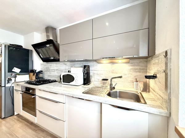 Vous recherchez une maison chaleureuse, fonctionnelle et sans gros travaux ? 
Venez découvrir cette charmante maison de cité mitoyenne de 89 m², située dans un secteur calme de Mulhouse.

Édifiée sur un terrain de 176 m², elle dispose d’une cour entièrement pavée et parfaitement entretenue, idéale pour profiter des beaux jours sans les contraintes d’entretien d’un grand jardin.

Répartie sur trois niveaux, elle offre un agencement pratique :

Au rez-de-chaussée : une grande chambre et une salle de bain équipée d’une baignoire et d’une douche.
Au premier étage : une cuisine indépendante ainsi qu’un salon-salle à manger lumineux et convivial.
Au deuxième étage : deux chambres supplémentaires et une salle d’eau avec WC.

Les véritables atouts de cette maison :

 3 chambres
 2 salles d’eau
 Garage avec porte motorisée
 Portail électrique
 Place de parking
 Cour pavée et soignée
 Chaudière récente, pour davantage d’économies d’énergie
 Aucun gros travaux à prévoir
 Maison prête à vivre

Idéalement située à Mulhouse, elle se trouve à proximité des commerces, écoles, transports et principaux axes routiers.

Taxe foncière : 1 402 €

Un bien rare sur le secteur, parfait pour une famille ou un couple souhaitant profiter des avantages d’une maison et poser immédiatement ses valises.

Une visite s’impose pour découvrir tout son potentiel. Contactez-nous sans attendre !