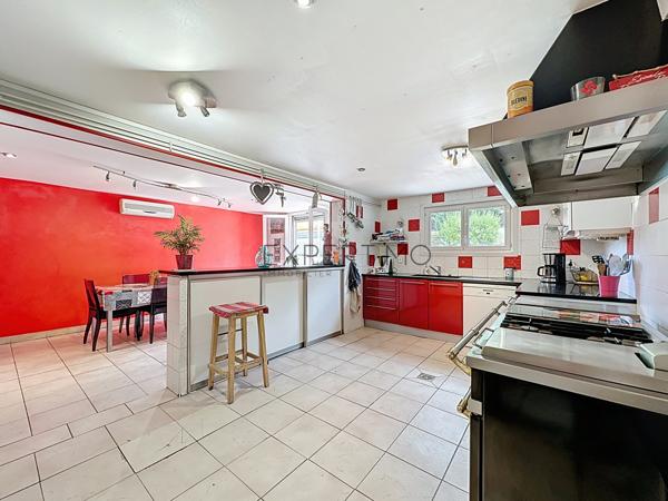 Boyer (71700) Élégante villa avec piscine et vue dégagée à Boyer