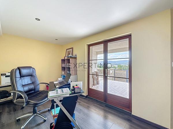 Boyer (71700) Élégante villa avec piscine et vue dégagée à Boyer