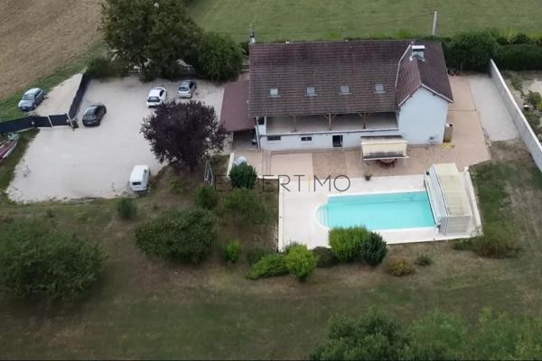 Boyer (71700) Élégante villa avec piscine et vue dégagée à Boyer