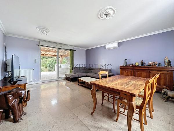 Boyer (71700) Élégante villa avec piscine et vue dégagée à Boyer