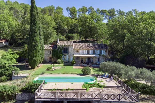 A vendre dans le Luberon Sud un Mas en pierre sur un terrain de 1ha6, vue dominante sur la Sainte Victoire. Calme absolu