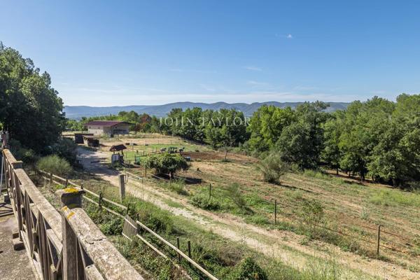 A vendre dans le Luberon Sud un Mas en pierre sur un terrain de 1ha6, vue dominante sur la Sainte Victoire. Calme absolu