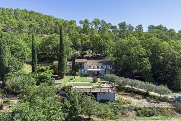 A vendre dans le Luberon Sud un Mas en pierre sur un terrain de 1ha6, vue dominante sur la Sainte Victoire. Calme absolu