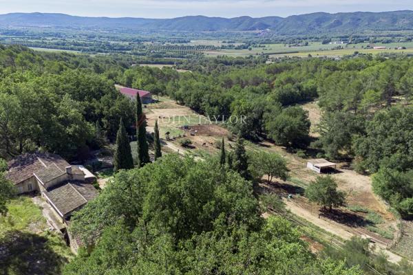 A vendre dans le Luberon Sud un Mas en pierre sur un terrain de 1ha6, vue dominante sur la Sainte Victoire. Calme absolu