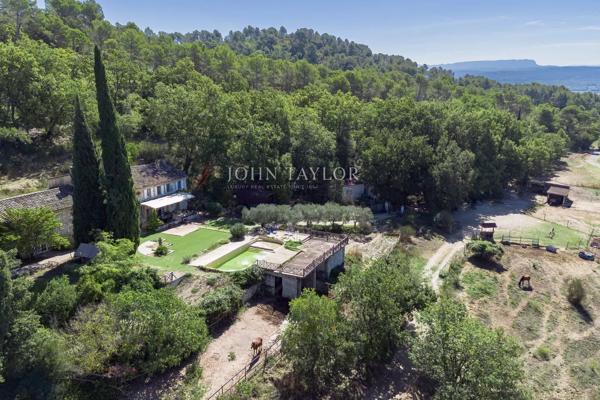 A vendre dans le Luberon Sud un Mas en pierre sur un terrain de 1ha6, vue dominante sur la Sainte Victoire. Calme absolu
