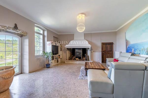 A vendre dans le Luberon Sud un Mas en pierre sur un terrain de 1ha6, vue dominante sur la Sainte Victoire. Calme absolu