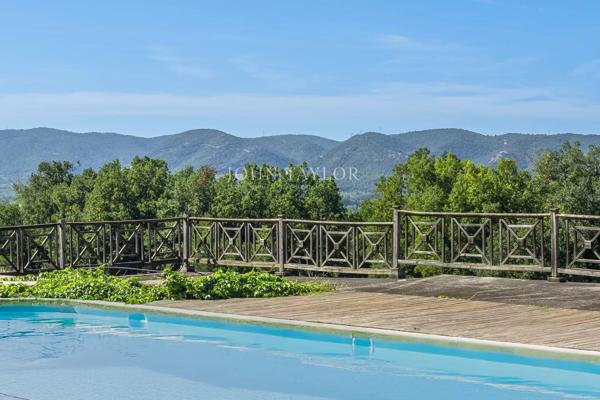 A vendre dans le Luberon Sud un Mas en pierre sur un terrain de 1ha6, vue dominante sur la Sainte Victoire. Calme absolu