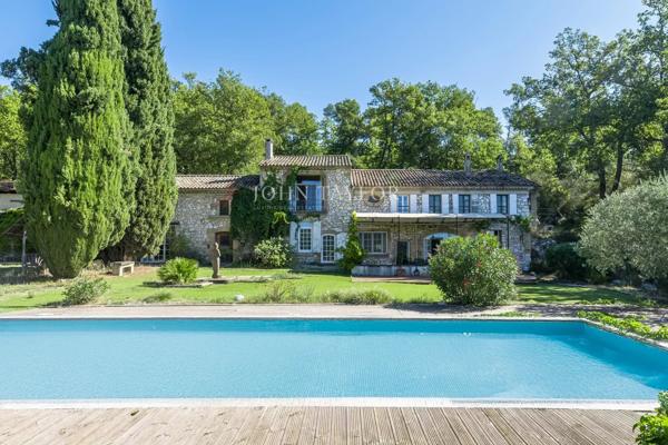 A vendre dans le Luberon Sud un Mas en pierre sur un terrain de 1ha6, vue dominante sur la Sainte Victoire. Calme absolu