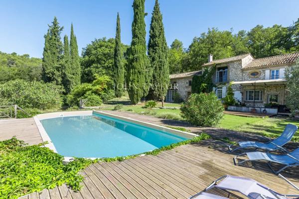 A vendre dans le Luberon Sud un Mas en pierre sur un terrain de 1ha6, vue dominante sur la Sainte Victoire. Calme absolu