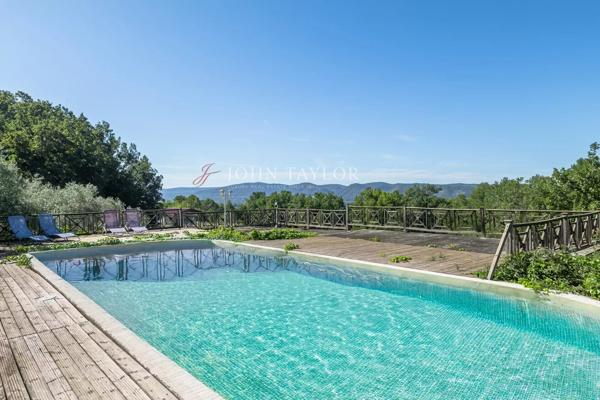 A vendre dans le Luberon Sud un Mas en pierre sur un terrain de 1ha6, vue dominante sur la Sainte Victoire. Calme absolu