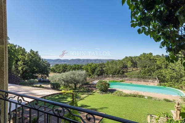 A vendre dans le Luberon Sud un Mas en pierre sur un terrain de 1ha6, vue dominante sur la Sainte Victoire. Calme absolu